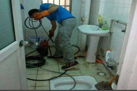 厕所堵了的妙招-帮忙修水管